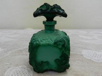 Flakón z malachitového skla Flakón z malachitového skla