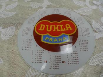 Skleněný nástěnný kalendář - Dukla Praha, 1983 Skleněný nástěnný kalendář - Dukla Praha, 1983