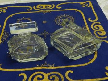 Ručně broušená souprava flakon a dóza Ručně broušená souprava flakon a dóza